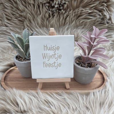 CreaCraft - Robuust Wenstegeltje – huisje wijntje feestje - Hip trendy tegeltje –Housewarmingcadeau of zomaar – 10x10 cm – Wanddecoratie –Sfeervol en Persoonlijk - Vriend(in) – Trendy nu – Decoratief Tegeltje met Standaard – Cadeau Idee