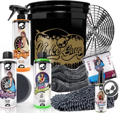 Nuke Guys Professional wasstraatset voor optimale handwas: Nuke Guys 3.5GAL wasemmer + vuilinzet, dikke shampoo, velgenreiniger, bandengel, glanzende wielen microvezelset, applicatorpad. Nu met 100 ml langwerkende car scent met hanger