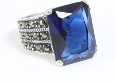 Zware zilveren ring met blauwe saffier en marcasiet - maat 17