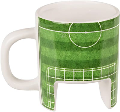 NietMokken.nl - Voetbal Mok – Mini Voetbalspel met Voetbalschoenen & Bal – Originele Keramische Koffiemok 325 ml – Voetbal Cadeau voor Voetbalfans – Vaatwasser- & Magnetronbestendige beker – Aan beide zijden bedrukt
