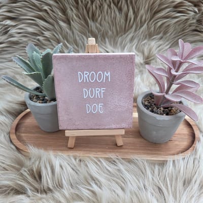Robuust wenstegeltje “Droom durf doe” – Motivatie Cadeau – Keramiek – Decoratie – Cadeautje – Vriendschap - Trendy nu – Decoratief Tegeltje met Standaard – Cadeau Idee