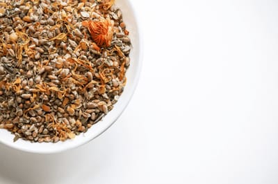 Kippenpakket.nl - Kippensnacks - Vitamine Boost 1 Liter Hersluitbare Stazak - Zorgt voor een gezondheidsboost tijdens de rui - Optimale gezondheid door kruiden - Kan luchtweginfecties, snot, niezen en rochelen bij kippen voorkomen