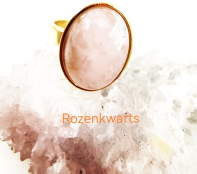 Ring - Rozenkwarts - ovaal - Goudkleurig - RVS - maat 19 - Edelsteen ringen zijn niet alleen prachtige sieraden, maar ook dragers van diepe betekenis en symboliek. Chique om elke vinger.
