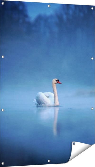 Gards Tuinposter Zwaan op het Water tussen de Mist - 80x120 cm - Tuindoek - Tuindecoratie - Wanddecoratie buiten - Tuinschilderij