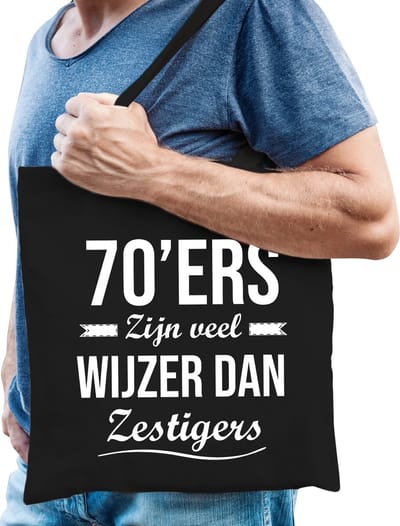70ers zijn veel wijzer dan zestigers - cadeau tas - zwart - voor heren en dames - 70 jaar verjaardag - Kado