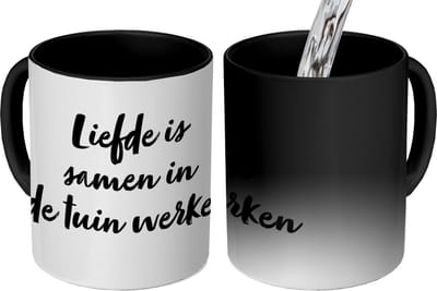 Magische Mok - Foto op Warmte Mokken - Koffiemok - Liefde is samen in de tuin werken - Tekst - Quotes - Liefde - Tuinieren - Magic Mok - Beker - 350 ML - Theemok - Mok met tekst