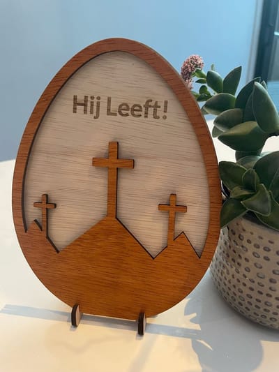 Houten paasei decoratie met standaard - Pasen - Christelijke paasdecoratie en cadeau - Decoratie | CoolCuts