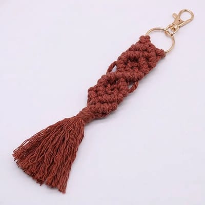 Roestrode handgemaakte sleutelhanger van touw met kwast – sleutelhanger voor dames en heren – macramé keychain met roest rood hanger, goudkleurige ring en karabijnsluiting