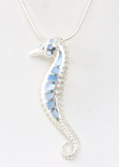 Zilveren zeepaardje met blauwe schelp aan ketting