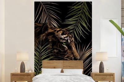 Behang - Fotobehang Tijger - Planten - Palm - Breedte 200 cm x hoogte 300 cm