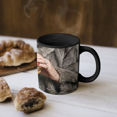 Magische Mok - Foto op Warmte Mokken - Koffiemok - Vrouw - Hamburger - Bontjas - Magic Mok - Beker - 350 ML - Theemok