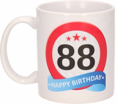 Beallatio Decorations - 88 jaar Verjaardag koffiemok - cadeau beker - stopbord print met happy birthday - 300 ml - keramiek - wit