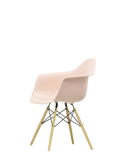 Vitra - DAW Eames Plastic Armchair - zachtroze RE - honingkleurig essenhout