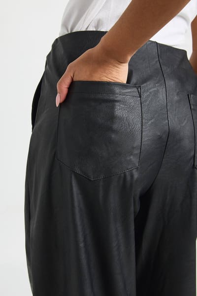 boohoo Dames Kunstleren Barrel Leg Broek | Zwart | Maat: 34