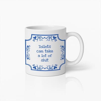Toilets Can Take a Lot of Shit Mok 330ml – Grappige Delfts Blauw Tegelstijl Koffiebeker – Hilarisch Cadeau voor Vrienden, Collega’s & Humor Liefhebbers