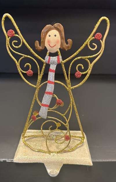 Decoratieve Kerst Engel met ophanghaak voor Kerst sok - Meerkleurig + glitters - hoogte 19 x 13 x 12 cm - polyresin + metaal- Woonaccessoires - Kerstdecoratie