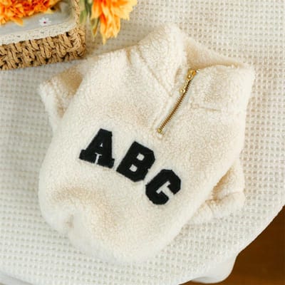 Moderne Letters Winterkleding voor Franse Bulldog Pluizige Winddichte Kat Trui Ademend Dik Fleece Nieuwjaar York Hondjas XS white