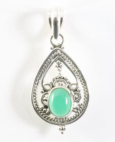 Opengewerkte zilveren hanger met groene onyx