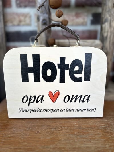 Creaties van hier - Houten koffertje met leren handvat – Hotel opa en oma - 23x17x9 cm - slijtvast - Koffertje