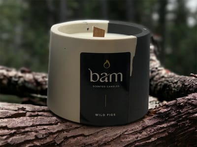 BAM Kaarsen Wild Figs Geurkaars – Cone Collectie – Houten Wiek – Zwart-Wit Handgemaakt Potje – 100 g – 30 Branduren - wilde vijgen