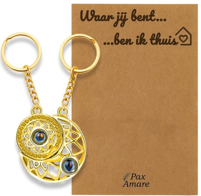 Koppel Sleutelhanger voor 2 'Waar jij bent, ben ik thuis' - Rondjes ILY IN 100 TALEN - Sleutelhanger set op Cadeau Kaartje - Goudkleurig - Persoonlijke Hanger - Pax Amare