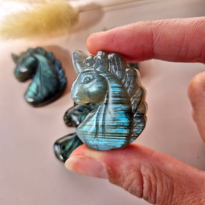 Labradoriet Unicorn – Edelsteen Carving met Flash (3,7 cm) Eenhoorn