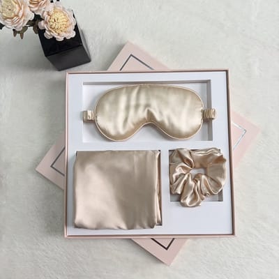 Maxium - Satijnen slaapmasker - Satijnen slaapkussen - Satijnen scrunchie - Beige - Inclusief box - Kussenhoes - Oogmasker - Satin Mask - Anti Rimpel - Anti Pluis - Kussensloop