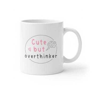 Schattige Tekst Koffiemok – “Cute But Overthinker” – Minimalistisch Design – 330 ml Keramische Mok