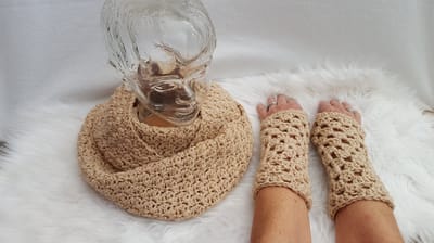 Set van een gehaakte colsjaal en vingerloze handschoenen in beige met goudkleurig glinsterdraad, handgemaakte set