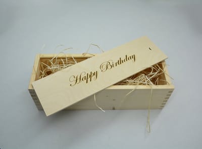 Wijnkist met gegraveerde tekst Happy Birthday - inclusief houtwol
