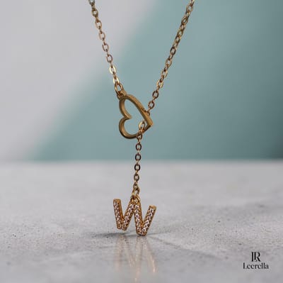 Leerella Goudkleurige | W | Initial Ketting met Hart en Letter Hanger – Gepersonaliseerde RVS Ketting met Zirconia Steentjes – 60 cm Collier