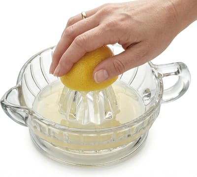 Citruspers voor in de keuken met handvat en schenktuit, gemaakt van stevig glas, geschikt voor het persen van vers sap, koken en het maken van cocktails.