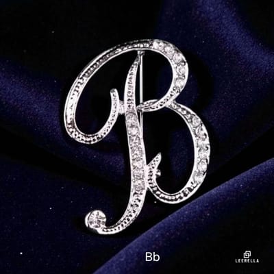 Luxe Strass | B | Letter Broche Zilverkleurig met Zirconia Steentjes – Unisex Cursieve Initialen Pin Diverse Maten Voor Heren & Dames