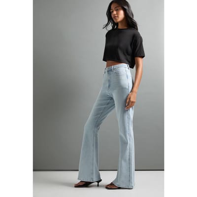 boohoo Dames De lange spijkerbroek met hoge taille en flare pijpen | Bleach Wash | Maat: 6