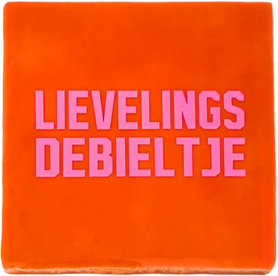 Snoes Spreuktegel – Lievelings Debieltje – Oranje met Lichtroze – Inclusief Plakhaakje – Handgemaakt Keramiek 10x10 cm – Retro Design – Grappig Cadeau – Hippe Wanddecoratie