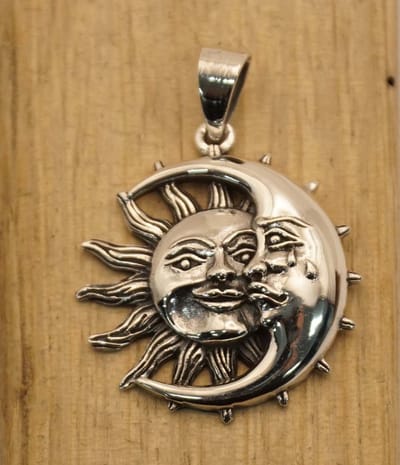 Ronde sterling zilveren hanger zon met maan - astrologie bedel van 925 zilver voor ketting - zonnetje en maantje bedeltje voor aan ketting - leuke zonnige hangers - hangers astronomie - zilveren hanger zon - zilveren hanger maan