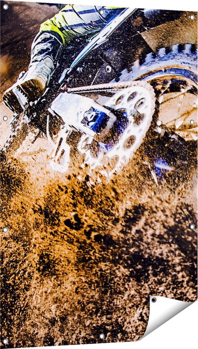 Gards Tuinposter Motorcross Wiel met Modder - 80x120 cm - Tuindoek - Tuindecoratie - Wanddecoratie buiten - Tuinschilderij