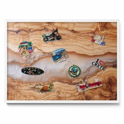 Tulup Magneetbord met Witte Frame - Bruin Magneetbord Met Decoratieve Patronen - 70 cm x 50 cm - Houten structuur met hars - Magneetbord met Effen Frame - Magnetisch Bord Decoratief - Magneetbord Multifunctioneel