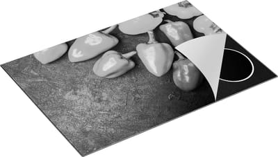 Chefcare Inductie Beschermer Paprika's op Zwarte Marmer - Zwart Wit - 75x50 cm - Afdekplaat Inductie - Kookplaat Beschermer - Inductie Mat