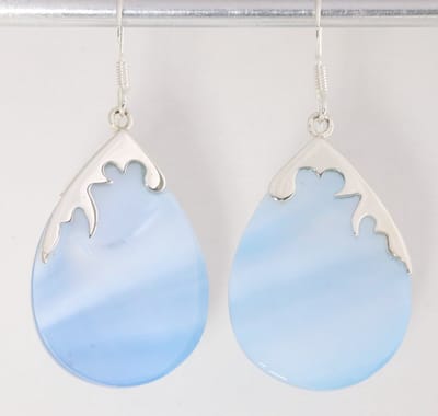 Grote druppelvormige zilveren oorbellen met blauwe schelp