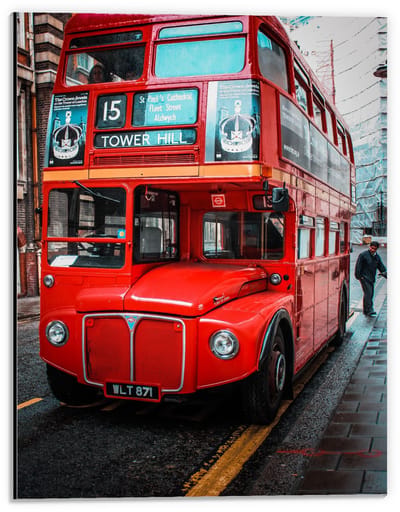 Dibond - Rode Autobus in Engeland - 30x40cm Foto op Aluminium (Met Ophangsysteem)