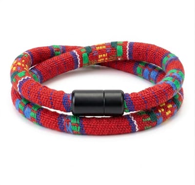 Tweelaagse rode textiel armband voor heren en dames – kleurrijk patroon met zwarte sluiting