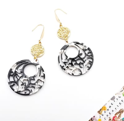Jeannette-Creatief® - Resin - Oorbellen Resin Filigraan Zwart Wit Goud - Oorbellen - Dames Oorbellen - Filigraan Oorbellen - Lange Oorbellen - Oorhangers - Oorhaakjes - Spanish Collection