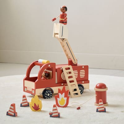 Petite Amélie Brandweerauto Pompier – Incl. 7 accessoires & 2 houten poppen – 360° draaibare kraan – Kofferbak met opbergruimte & klep