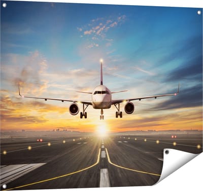 Gards Tuinposter Vliegtuig met een Landing op de Luchthaven - 100x80 cm - Tuindoek - Tuindecoratie - Wanddecoratie buiten - Tuinschilderij