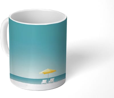 Mok - Koffiemok - Strand - Blauwe lucht - Geel - Parasol - Mokken - 350 ML - Beker - Koffiemokken - Theemok
