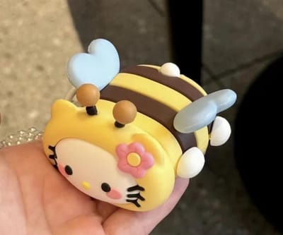 Cute AirPods 3 Hoesje – Siliconen Beschermhoes met Sleutelhanger – Cartoon Bij Design