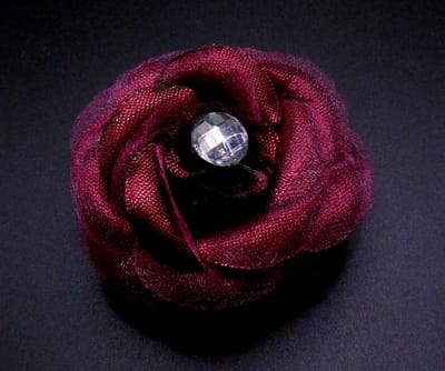 1 Roosje middel met duckklem+elastiek bordeaux rood glans met diamant - Herfst - Herfstkleuren