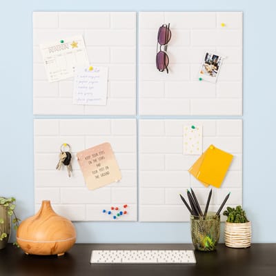 Vita Autentica Prikbord Memobord Viltbord Zelfklevend – Set van 4 stuks – Baksteen Reliëf - Incl. 20 Punaises - 30cm x 30cm x 1cm per stuk – Muur Organizer - Plan Bord - Wand Decoratie - Wit
