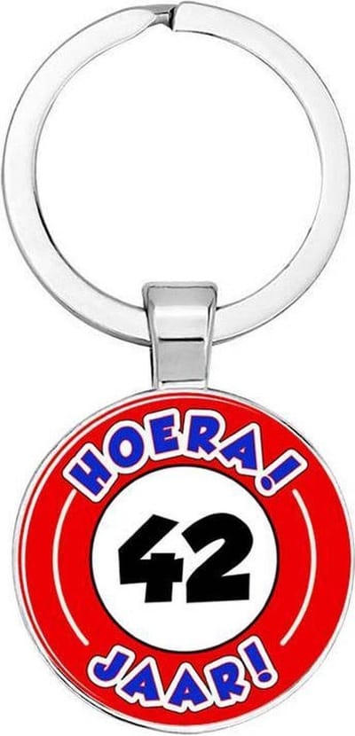 Akyol - Hoera 42 jaar Sleutelhanger - Verjaardag - Jarige job - Leuke kado voor iemand die bijna jarig is - 2,5 x 2,5 CM